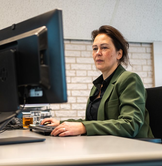 Vrouw aan computer